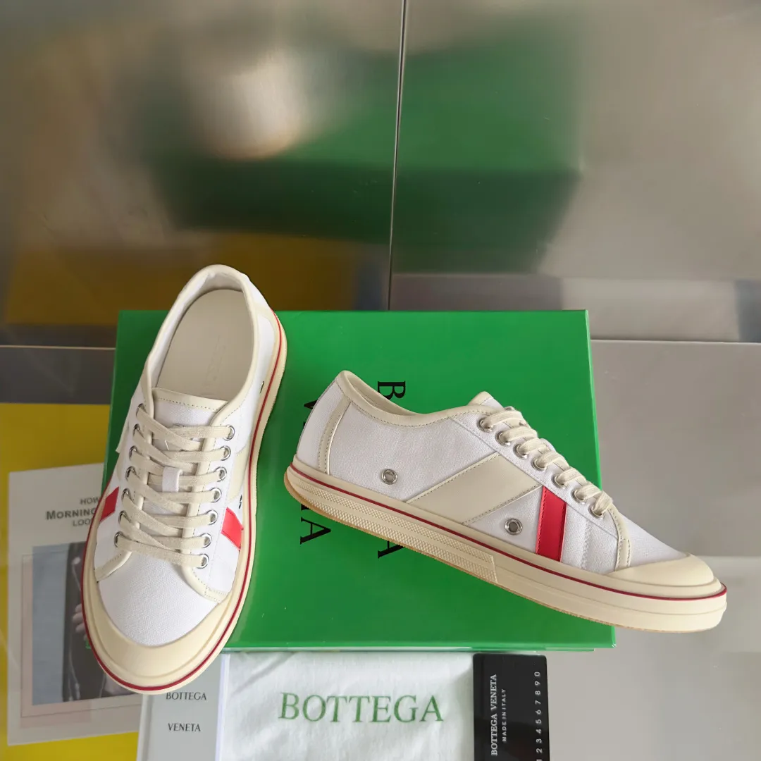 Top version: Couple model 560💰 Bottega Veneta Bottega Veneta BV’s latest Eliot series retro basketball shoes casual sports canvas shoes Bottega Veneta 2025 spring and summer show new shoes Eliot is on the market. Inspired by retro basketball sneakers, the color combination highlights youthful vitality and perfectly interprets the theme of youth and childlike innocence. The details are also very particular. The summer canvas brings excellent durability and comfort. Designs such as calfskin trim, rubber toe caps and hand-painted retro red lines are full of retro feel. The round toe and convex sole add a modern feel. Exquisite packaging at the delivery counter🛍📦 ▪️Fabrics: Original customized high-density canvas + cowhide ▪️Inner lining: Original customized breathable canvas ▪️Sole: Original open-molded anti-slip TPU material ▪️Sole thickness: 3CM ▪️Size: Women’s 35-41 / [Men’s 39-45 pre-sale]